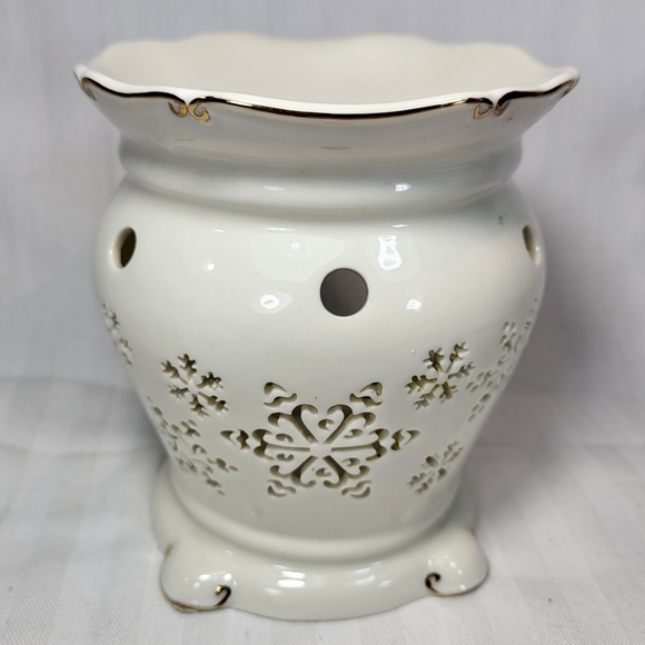 Yankee Candle Snowflake Wax WARMER Cream Cut Outs Gold Trim 5" Tealight - Picture 2 of 15